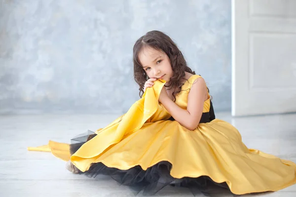 Portrait Smiling Little Girl Princess Gold Dress Butterflies — Stock Photo, Image