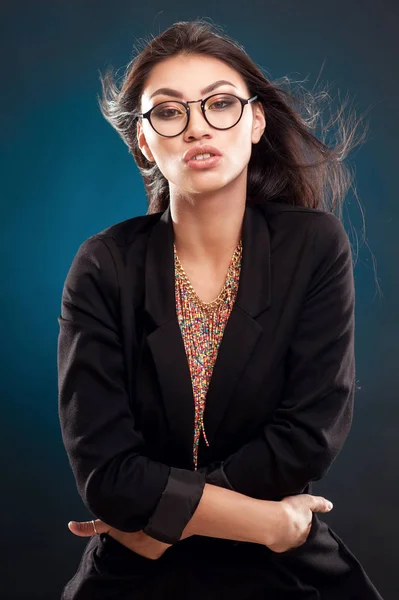 Stüdyo, güzellik kavramı mavi bir arka plan üzerinde yuvarlak gözlük güzel bir kız portresi