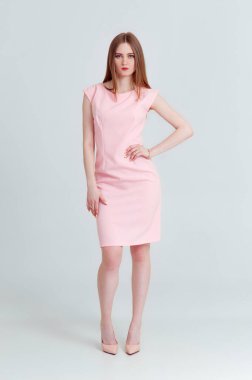 Tam uzunlukta portre Studio beyaz arka plan üzerinde izole poz pembe içinde mutlu güzel kadın