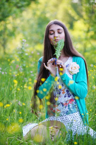 Flicka i en skog glänta på en solig dag — Stockfoto