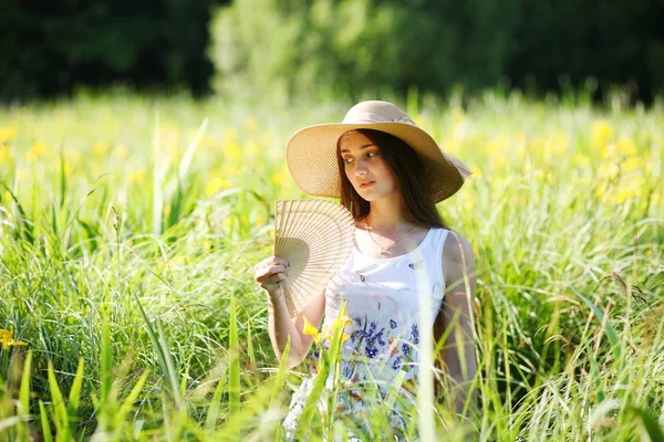 Flicka i en skog glänta på en solig dag — Stockfoto