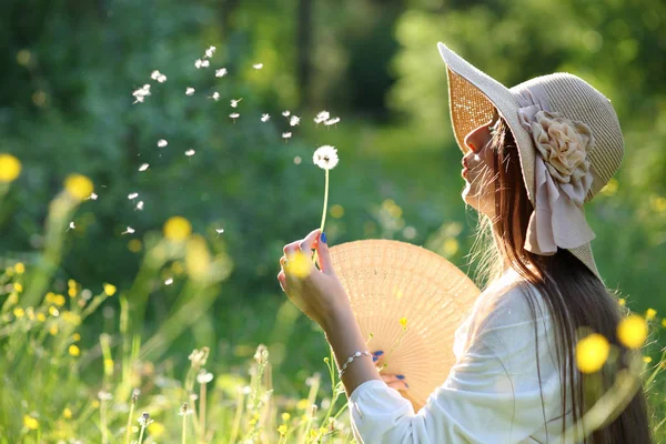 Flicka i en skog glänta på en solig dag — Stockfoto