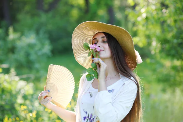 Flicka i en skog glänta på en solig dag — Stockfoto