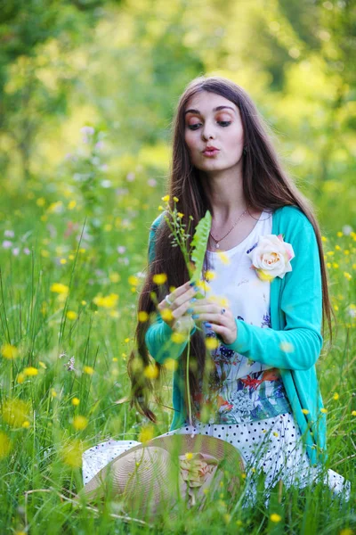 Flicka i en skog glänta på en solig dag — Stockfoto