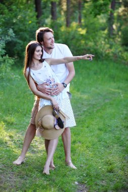 genç bir çift ormanda yürüyüş