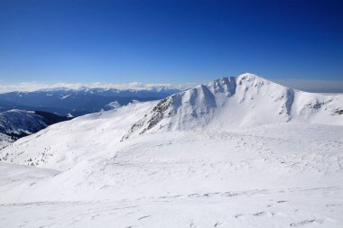 Kışın dağ sırtı