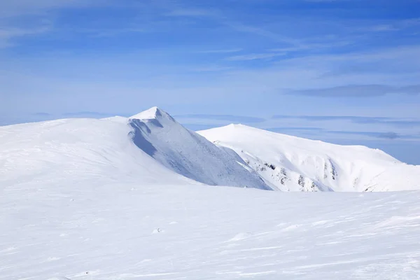 Bergsryggen på vintern — Stockfoto
