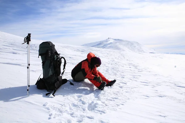 Turist i vinter bergen — Stockfoto