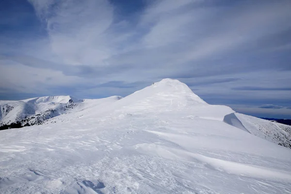 Grzbiet górski w zimie — Zdjęcie stockowe