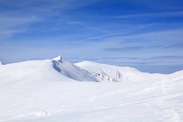 Cume de montanha no inverno — Fotografia de Stock