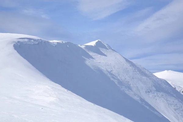 Gunung punggungan di musim dingin — Stok Foto