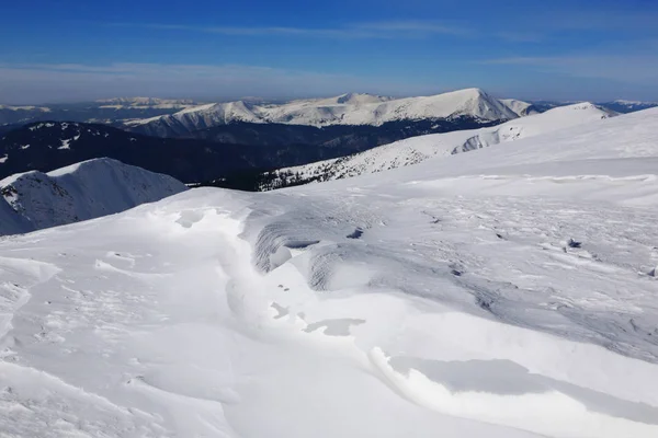 Гірської гряди взимку — стокове фото