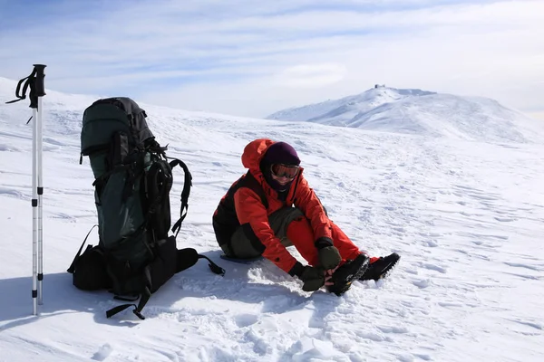 Turist i vinter bergen — Stockfoto