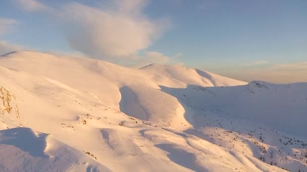 Abendsonne Erhellt Die Schneehänge Den Winterbergen — Stockvideo