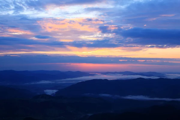 Der Sonnenaufgang in den Karpaten — Stockfoto