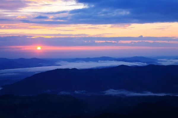 Der Sonnenaufgang in den Karpaten — Stockfoto