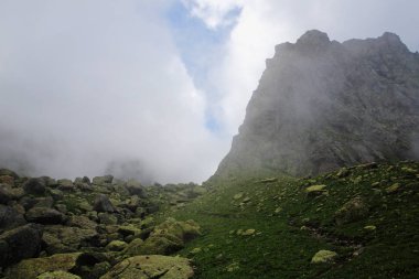 Dağlarda sis.