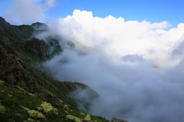 Niebla en las montañas — Foto de Stock