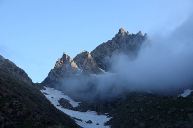 Dağlar arasında akşam sisi.