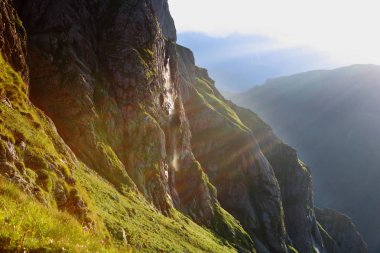 Yükselen güneşin ışığında şelale.