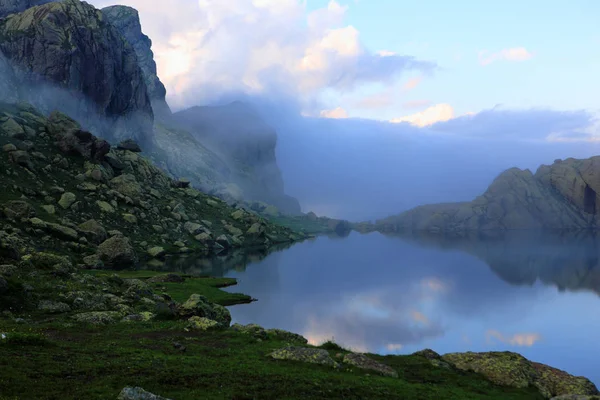 Lago d'alta quota nelle montagne del Caucaso . — Foto Stock