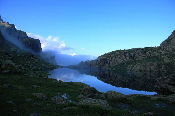 Lago d'alta quota nelle montagne del Caucaso . — Foto Stock