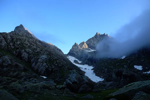 Nebbia serale tra le montagne . — Foto Stock