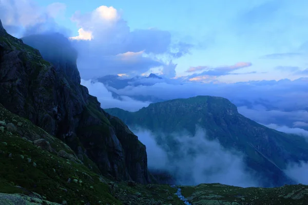 Wieczorna mgła między górami. — Zdjęcie stockowe