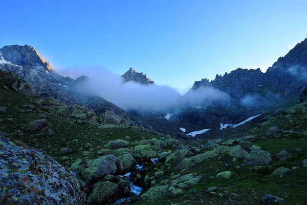Wieczorna mgła między górami. — Zdjęcie stockowe