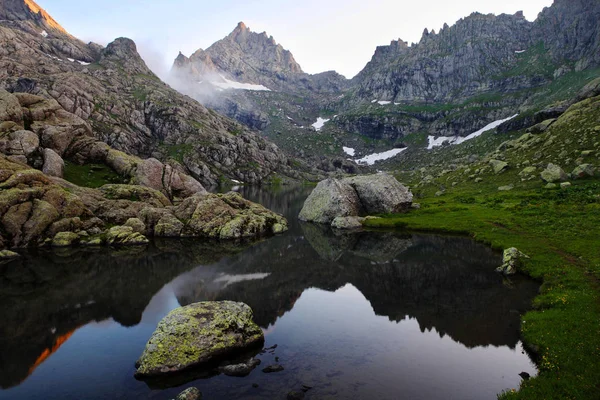 Hochgebirgssee im Kaukasus. — Stockfoto