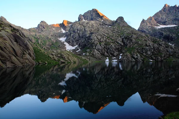 Lago de gran altitud en las montañas del Cáucaso . —  Fotos de Stock