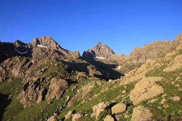 Rocce intorno a un lago di montagna — Foto Stock