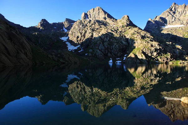 Lago Ohodzhe en las montañas del Cáucaso. Georgia —  Fotos de Stock