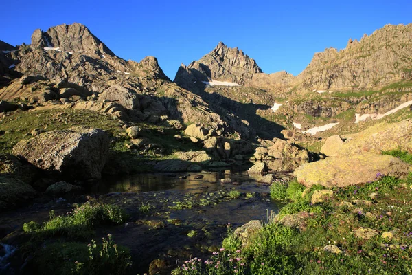 Lago Ohodzhe en las montañas del Cáucaso. Georgia —  Fotos de Stock