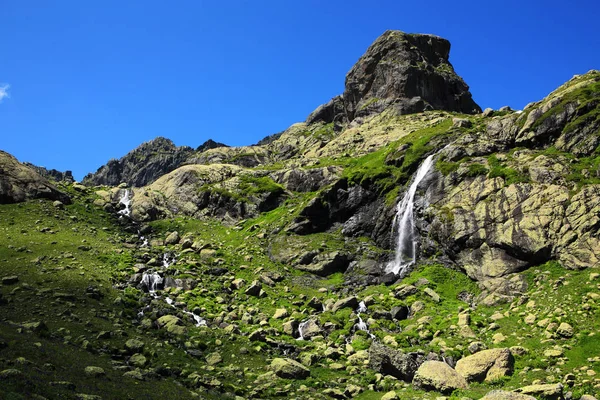 Cascada cerca del lago Okhodje (2543 m). El Cáucaso —  Fotos de Stock