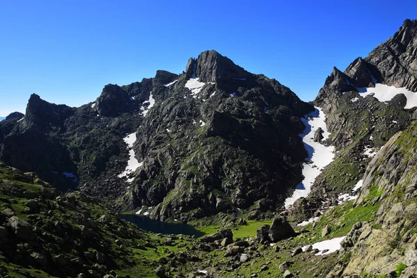 Lago de gran altitud en las montañas del Cáucaso . —  Fotos de Stock