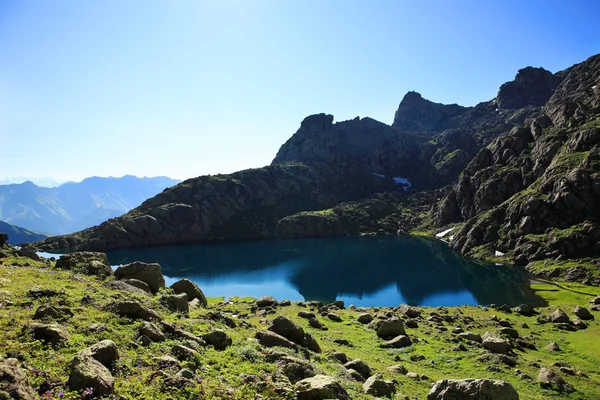 Високогірне озеро висотою в кавказьких горах. — стокове фото