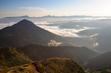 Dağlarda sabah ışığı. Doğu Karpatlar.