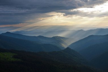 Doğu Karpatlar 'ın dağlarında akşam ışığı
