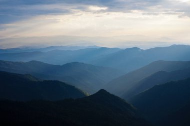 Doğu Karpatlar 'ın dağlarında akşam ışığı