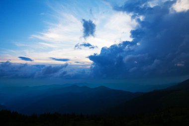 Karpatlar 'da akşam gökyüzünde yağmur bulutları.