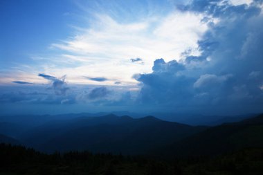 Karpatlar 'da akşam gökyüzünde yağmur bulutları.