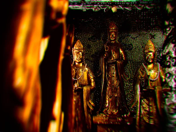 Vietnam 'daki altın bütçeli tapınaklar