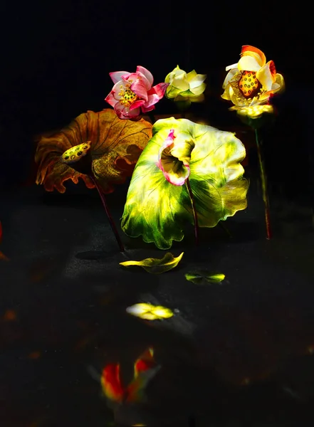 Vietnam 'da, Dalay' daki ipek müzesinde ipekten yapılan 3D resim. Yaşam döngüsünün felsefesi beşikten beşiğe değişir.