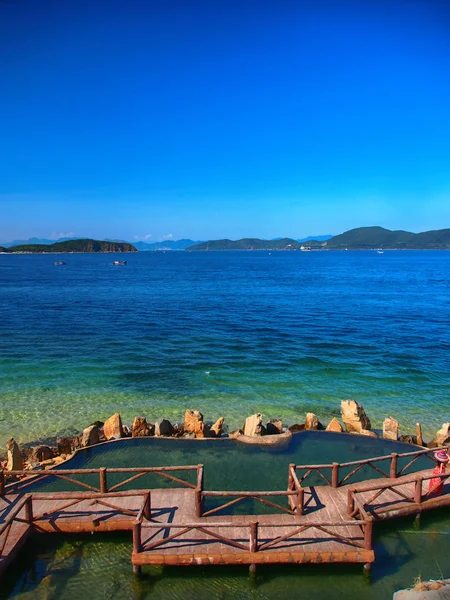 Vietnam adalarında deniz manzaralı yüzme havuzu