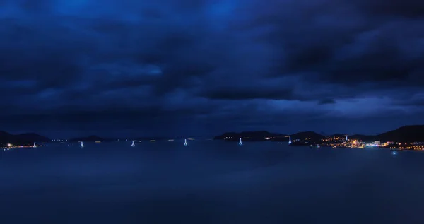 Koyu mavi. Vietnam 'daki kuş bakışı kara bulutlar. 