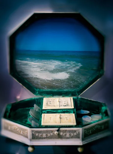 Eski bir kutuda denizle kolaj 