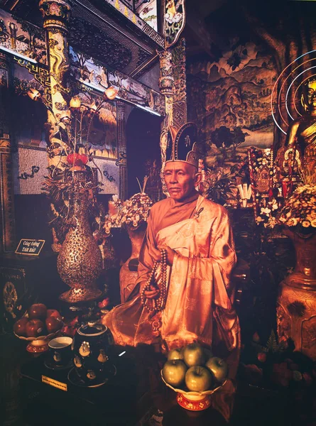 Budist Lamalardan birinin balmumu figürü Vietnam Budist tapınaklarından birinde.