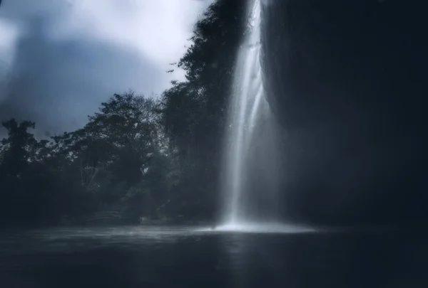   Vietnam 'da yağmur ve şelale