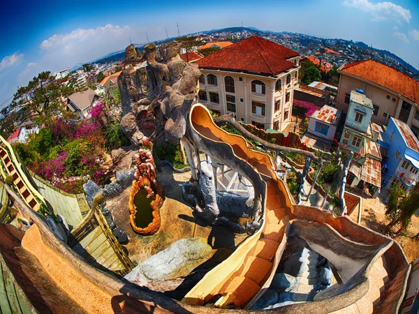 Vietnam 'da Dalat' taki bir tımarhanenin mimari kompleksinin balık gözü manzarası.